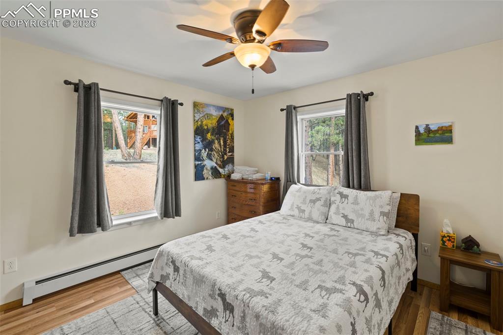 Image 19 of 50: Bedroom