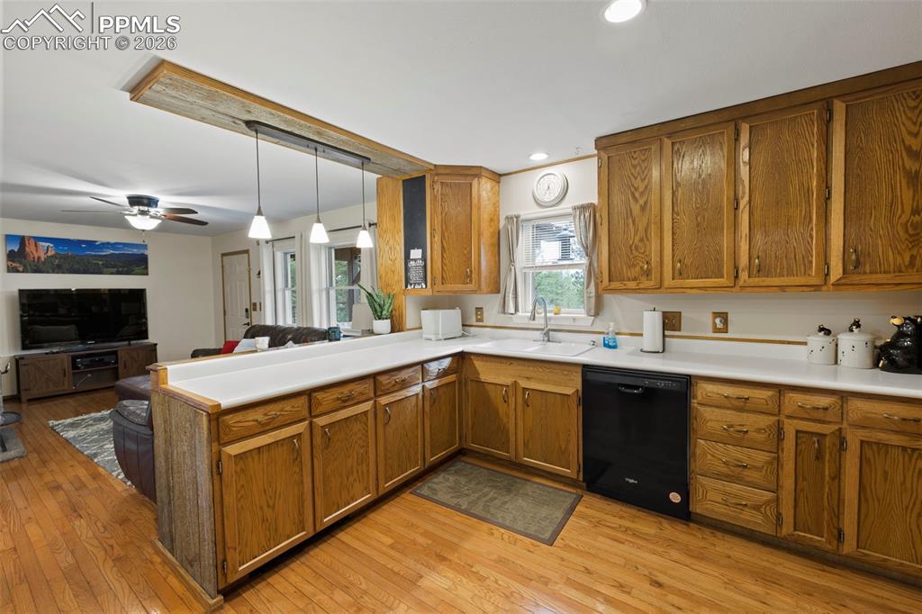 Image 7 of 50: Kitchen