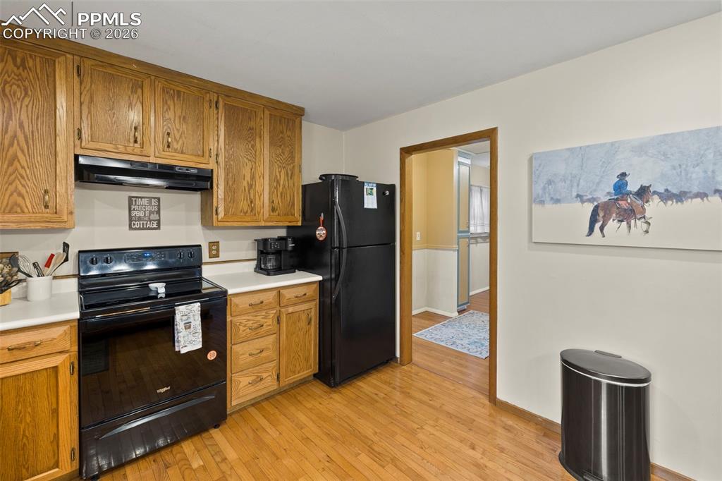 Image 9 of 50: Kitchen