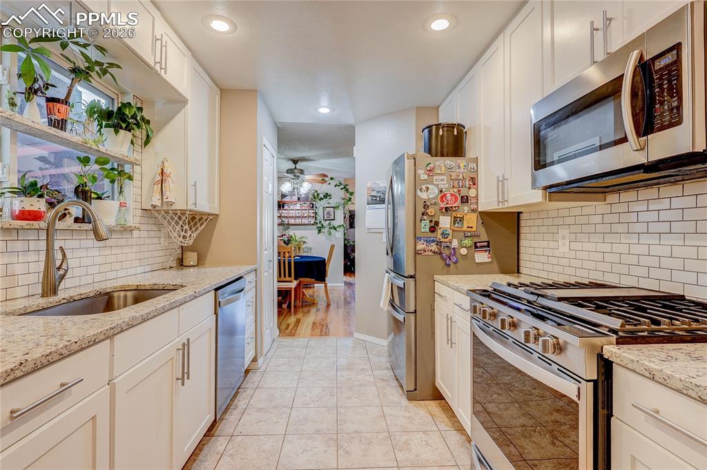 Image 10 of 20: Kitchen