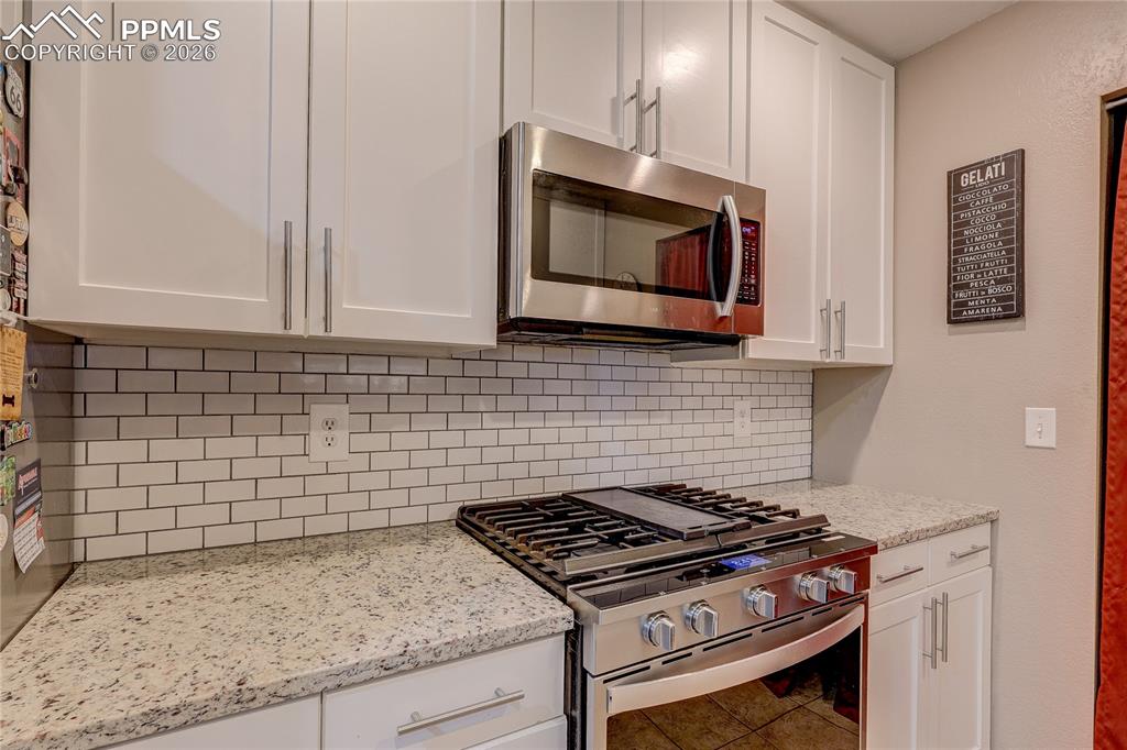 Image 11 of 20: Kitchen