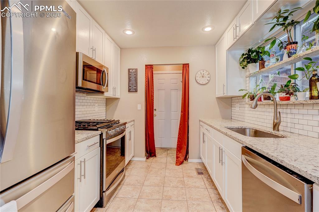 Image 12 of 20: Kitchen