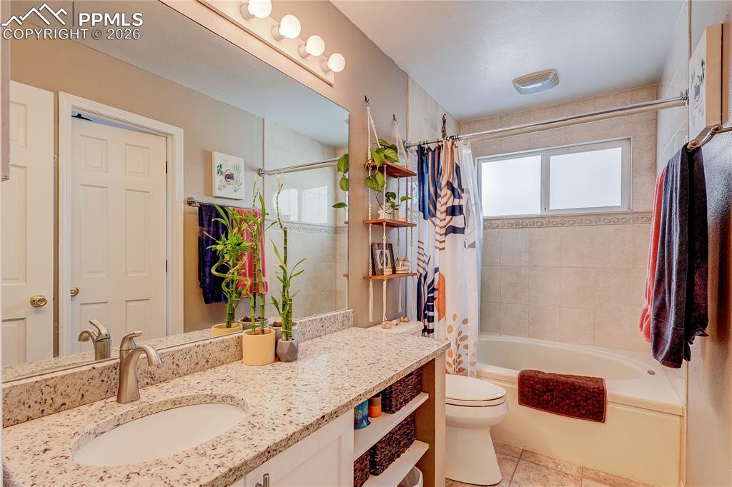 Image 13 of 20: Bathroom