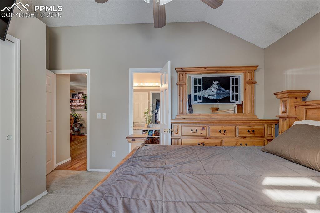 Image 14 of 20: Bedroom