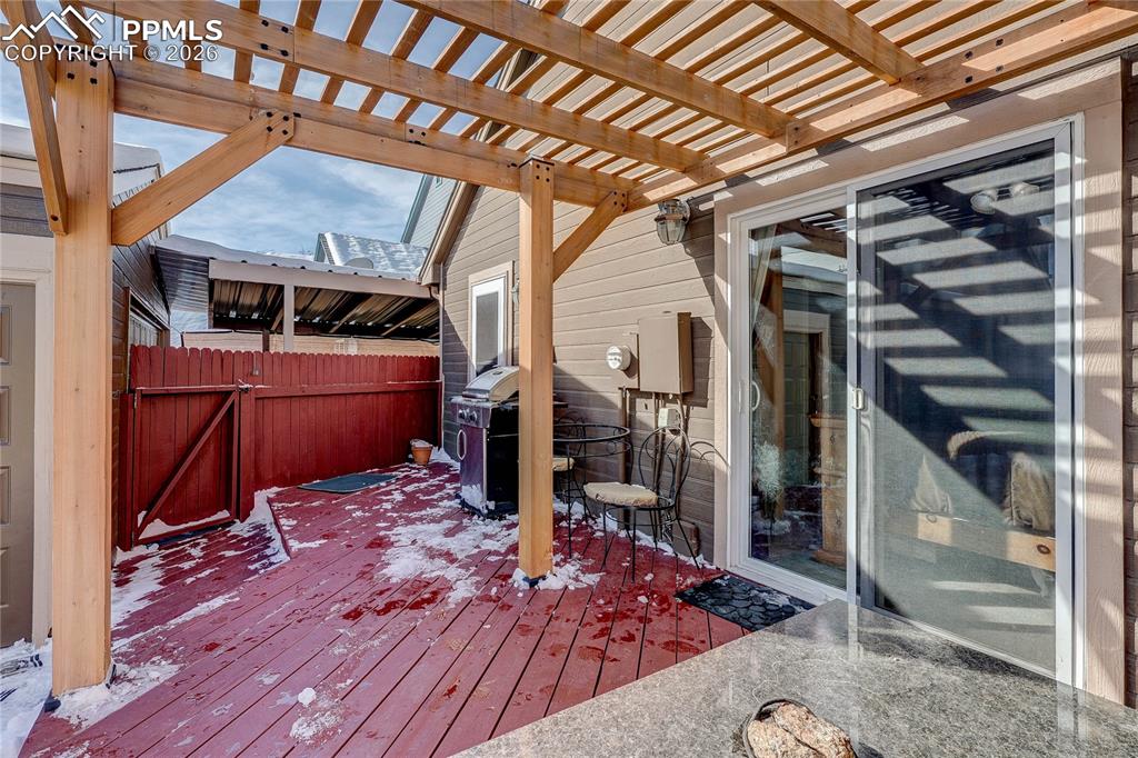 Image 19 of 20: Deck