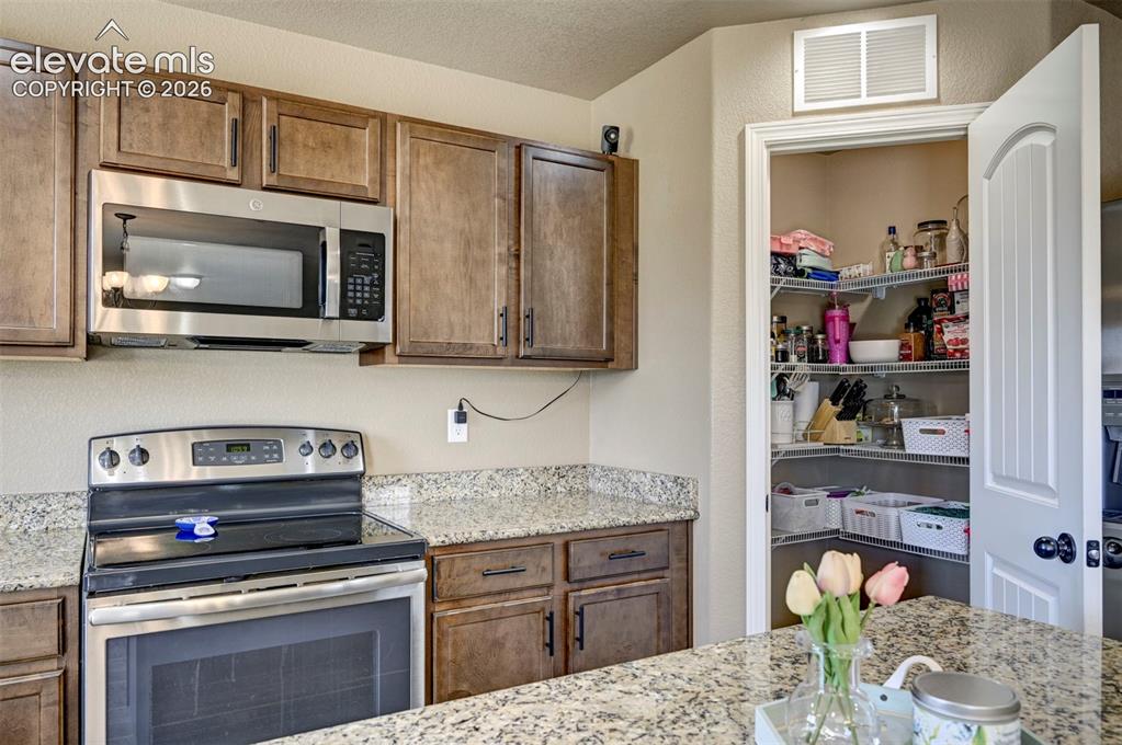 Image 15 of 42: Kitchen