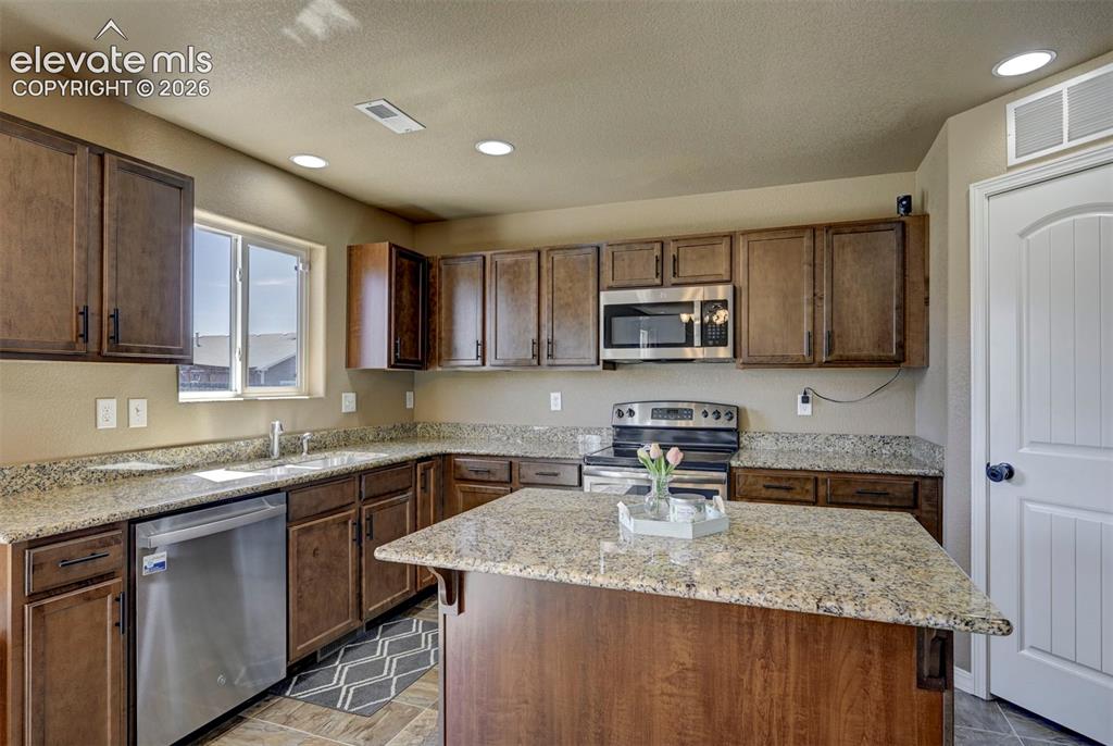 Image 17 of 42: Kitchen