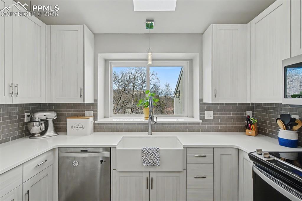 Image 14 of 50: Kitchen