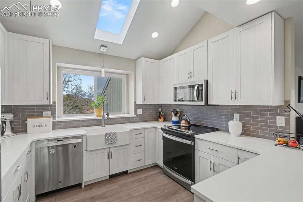 Image 15 of 50: Kitchen