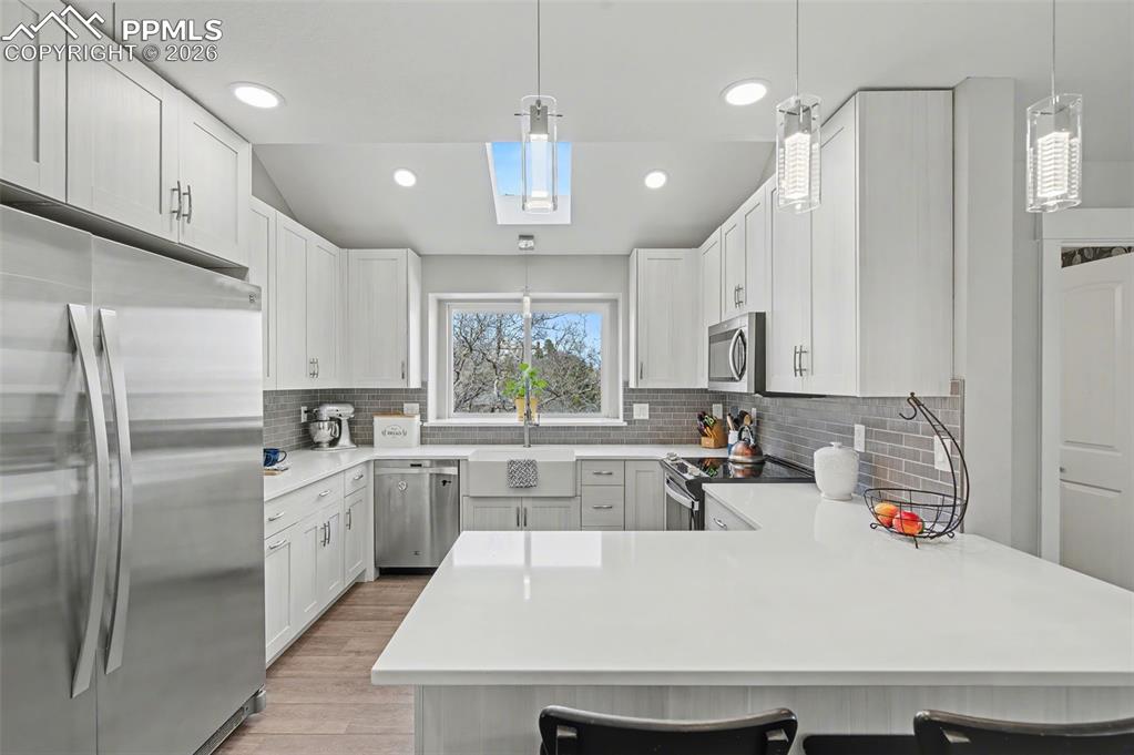 Image 18 of 50: Kitchen