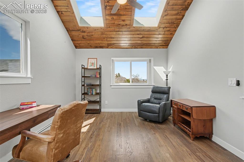 Image 22 of 50: Office