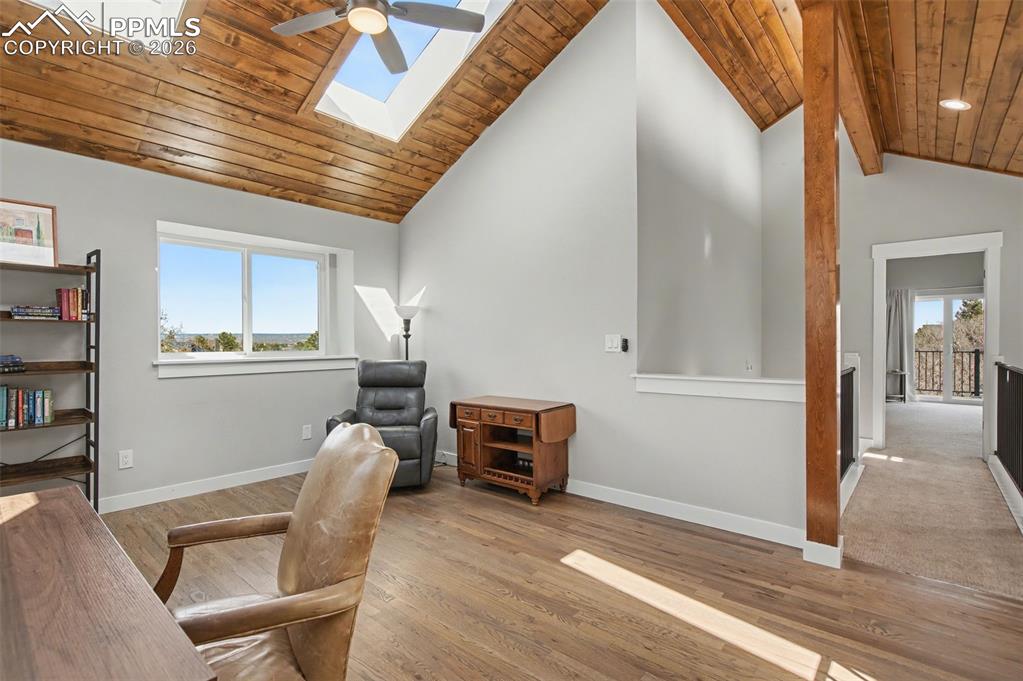 Image 23 of 50: Office