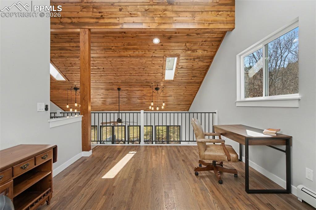 Image 24 of 50: Office