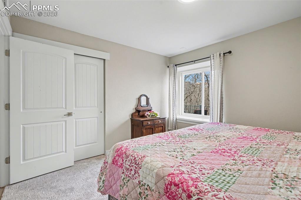 Image 31 of 50: Bedroom