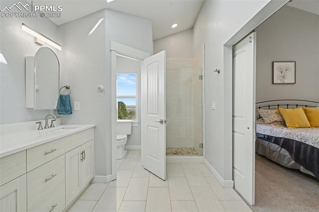 Image 35 of 50: Bathroom