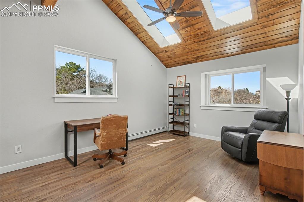 Image 37 of 50: Office