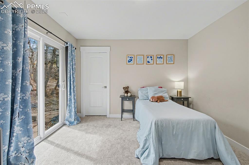 Image 39 of 50: Bedroom