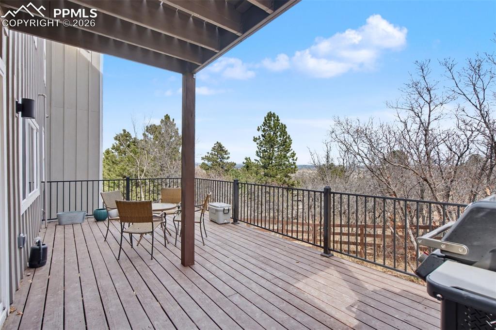 Image 41 of 50: Deck