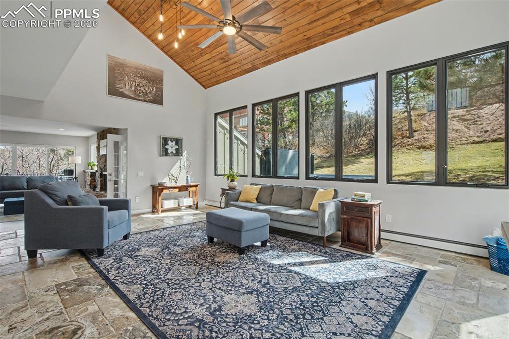 Image 5 of 50: Living Room