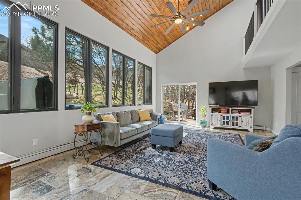 Image 7 of 50: Living Room