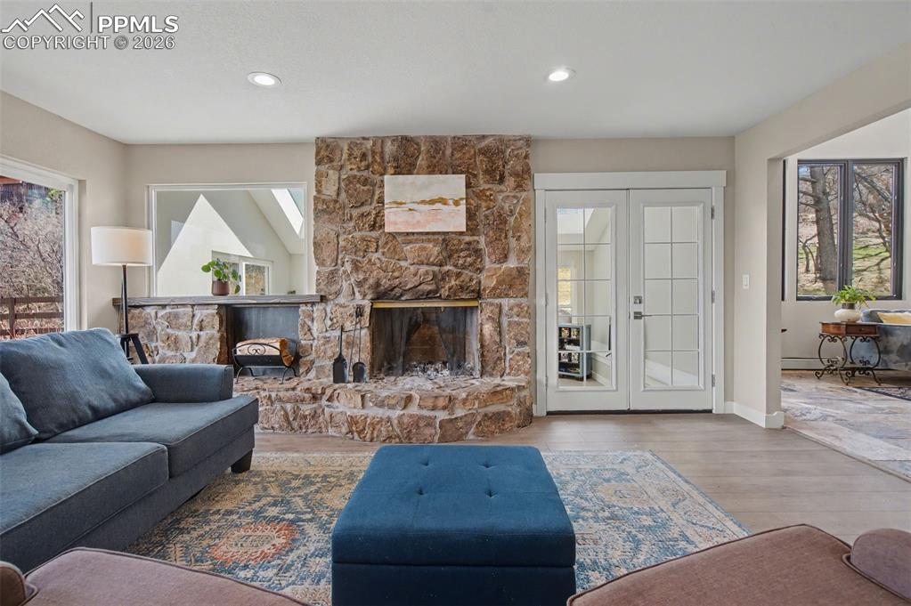 Image 8 of 50: Living Room