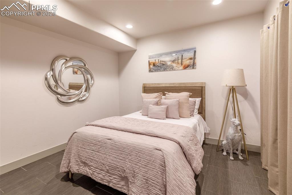 Image 19 of 49: Bedroom