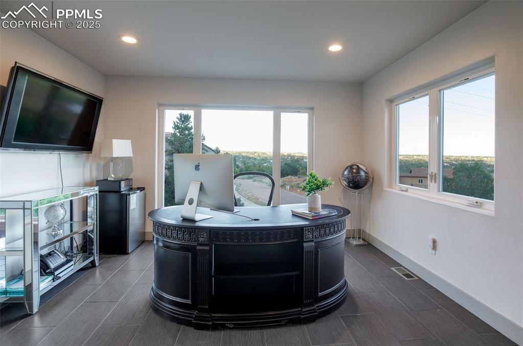 Image 29 of 49: Office