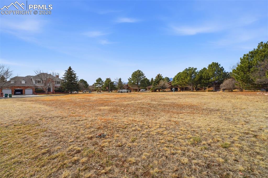 Image 24 of 29: Yard