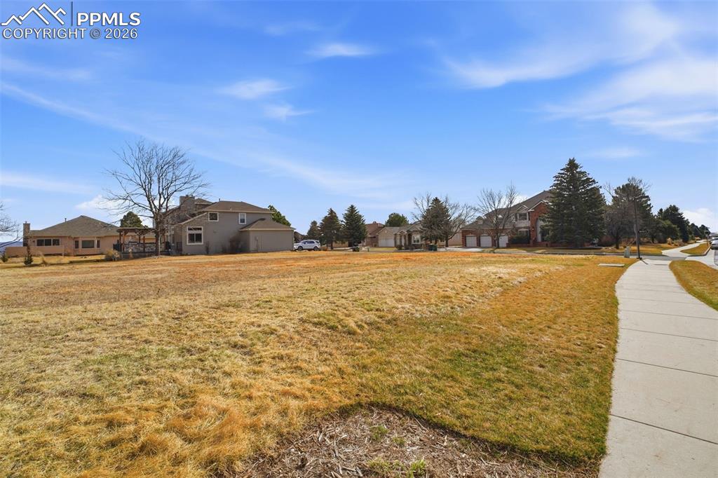 Image 28 of 29: Yard