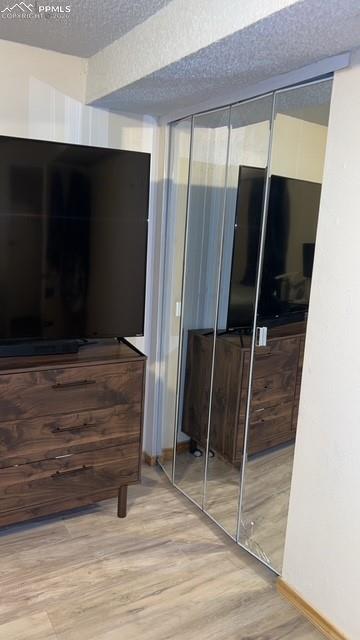 Image 21 of 33: Closet