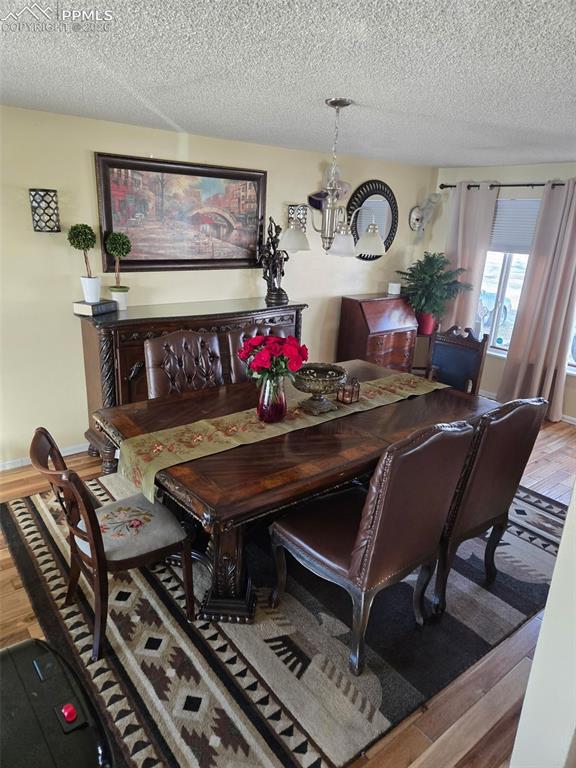 Image 4 of 35: Dining Area