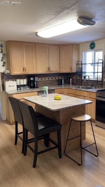Image 7 of 35: Granite counter tops and Island