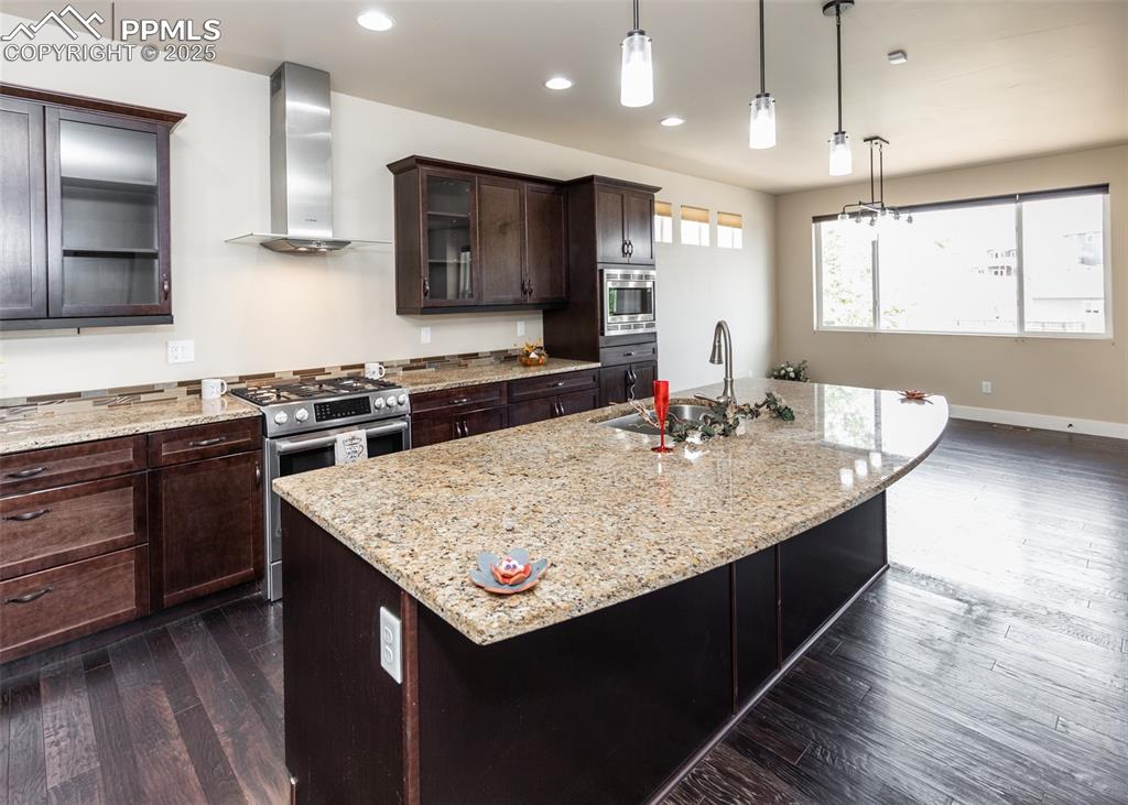 Image 11 of 40: Kitchen