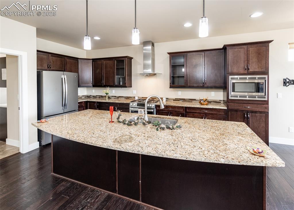 Image 14 of 40: Kitchen