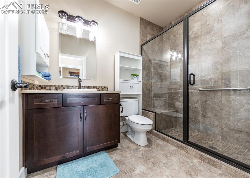 Image 24 of 40: Hall Bathroom