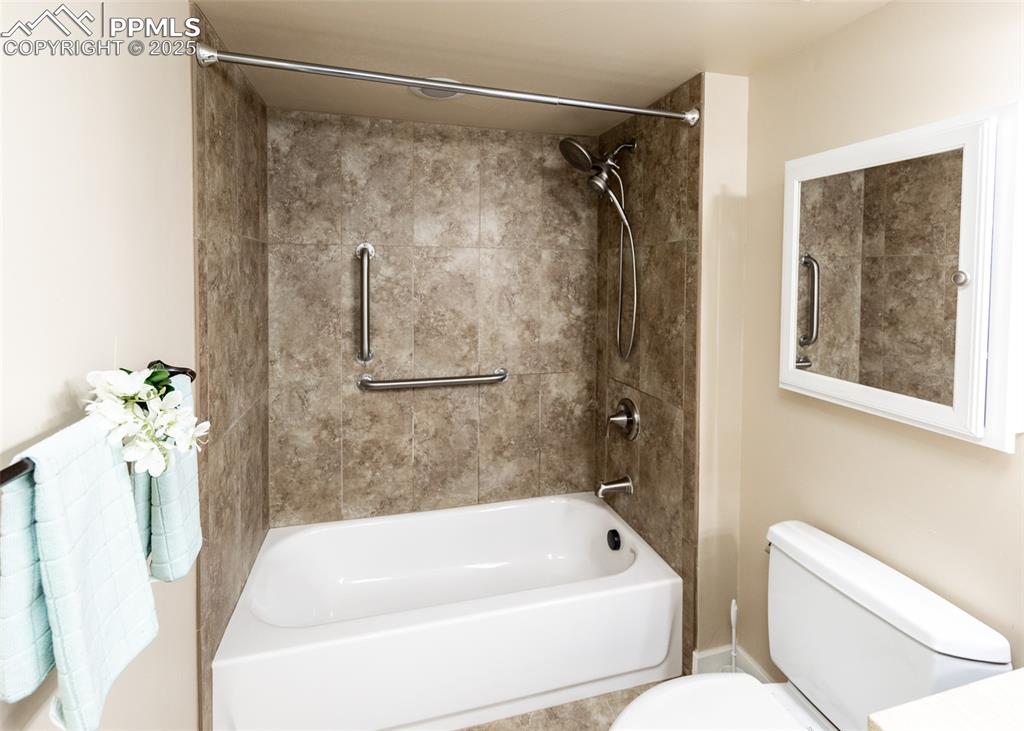 Image 31 of 40: Basement Bathroom