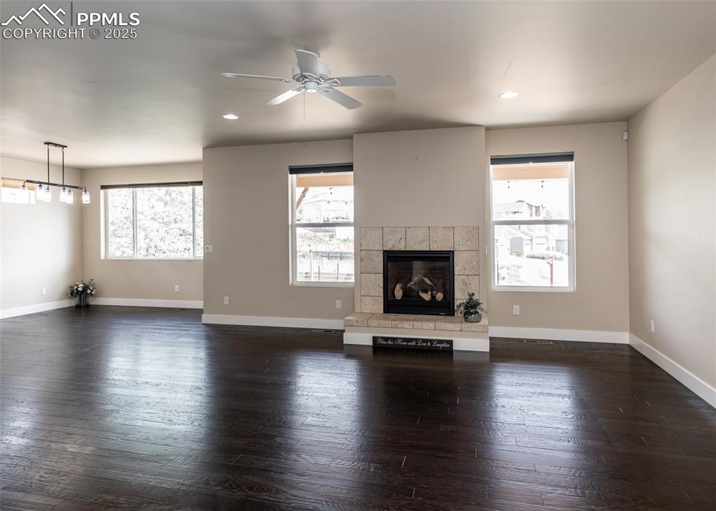 Image 7 of 40: Living Room