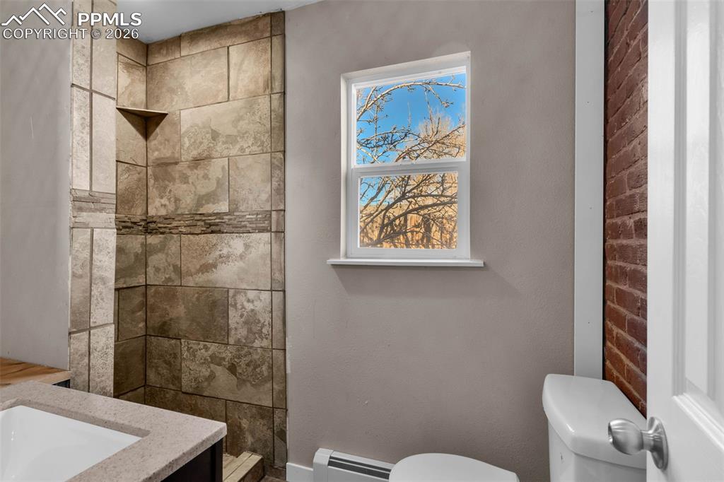 Image 20 of 40: Bathroom