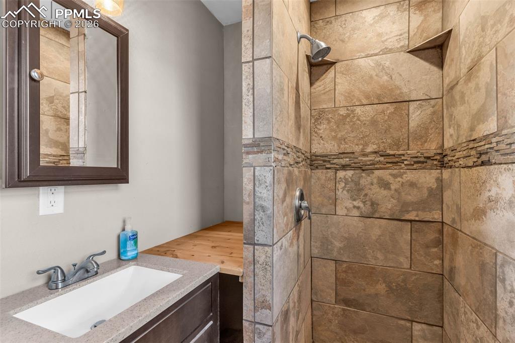 Image 21 of 40: Bathroom