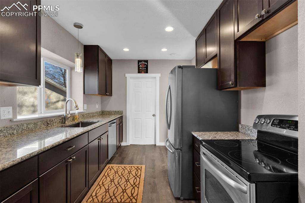 Image 22 of 40: Kitchen