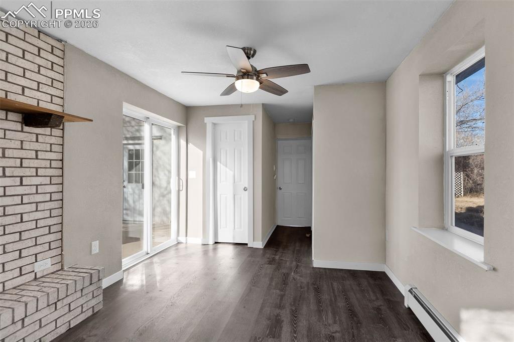 Image 31 of 40: Living Room