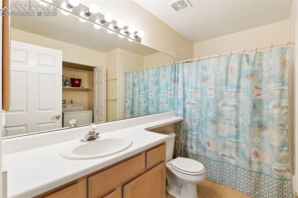 Image 13 of 16: Bathroom