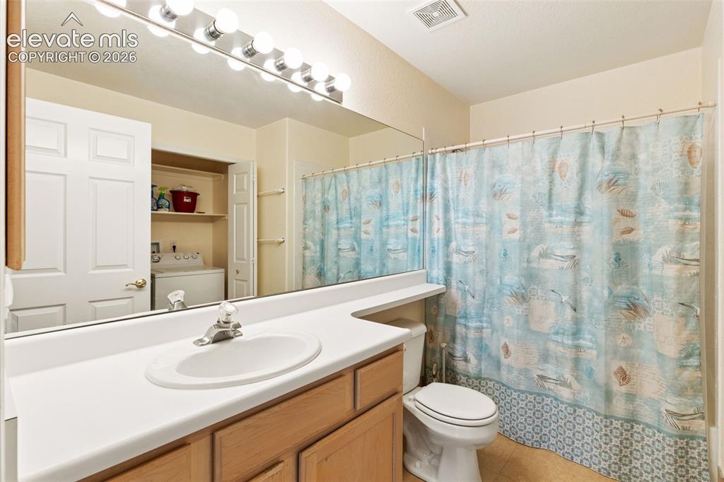 Image 19 of 22: Bathroom