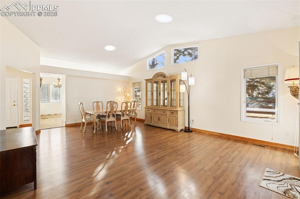 Image 4 of 16: Dining Area