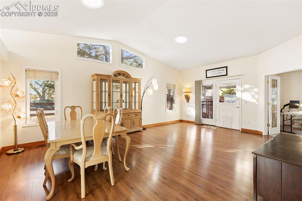 Image 5 of 16: Dining Area