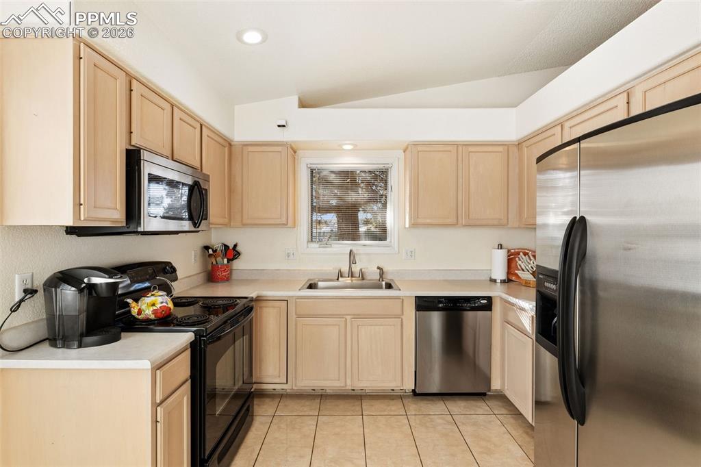 Image 6 of 16: Kitchen