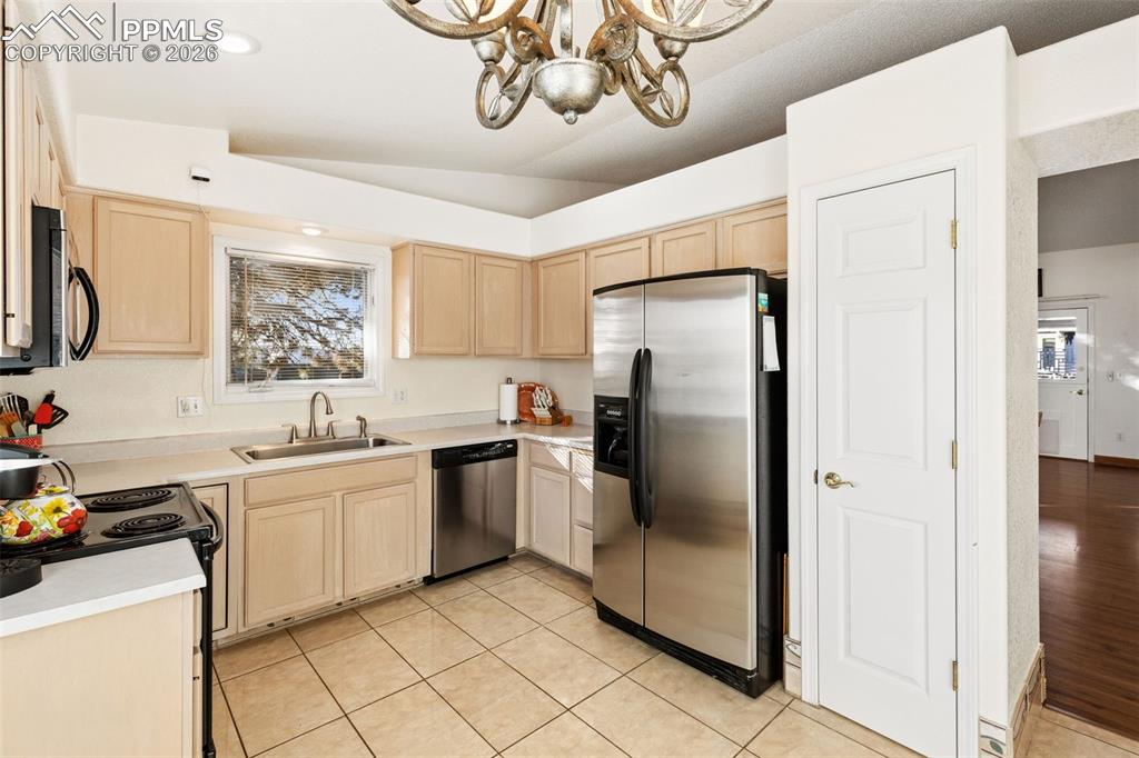 Image 7 of 16: Kitchen