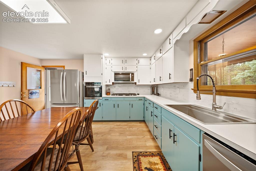 Image 10 of 28: Kitchen