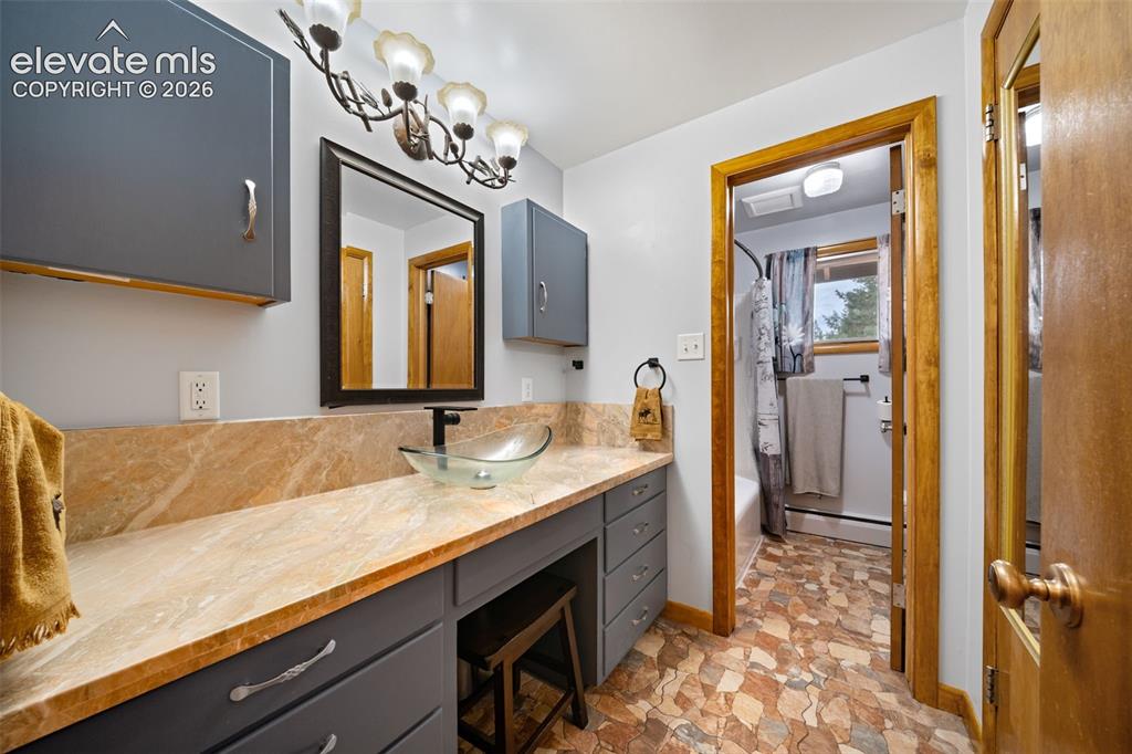 Image 16 of 28: Bathroom