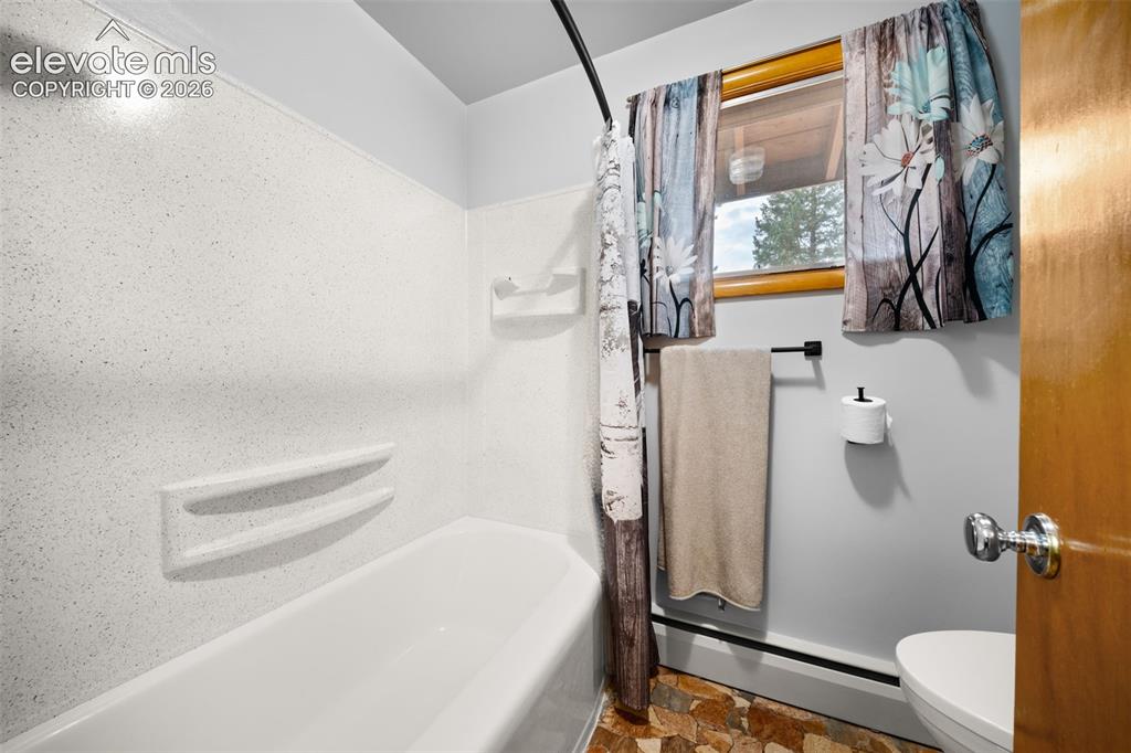 Image 17 of 28: Bathroom